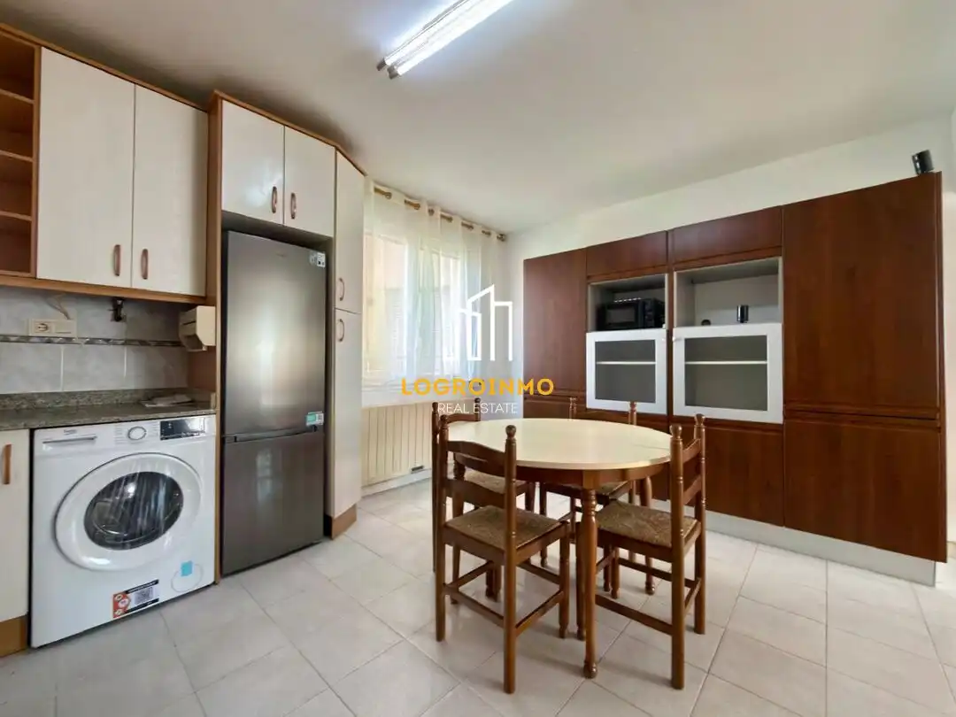 Kitchen of Flat for rent in  Logroño  with Heating and Storage room