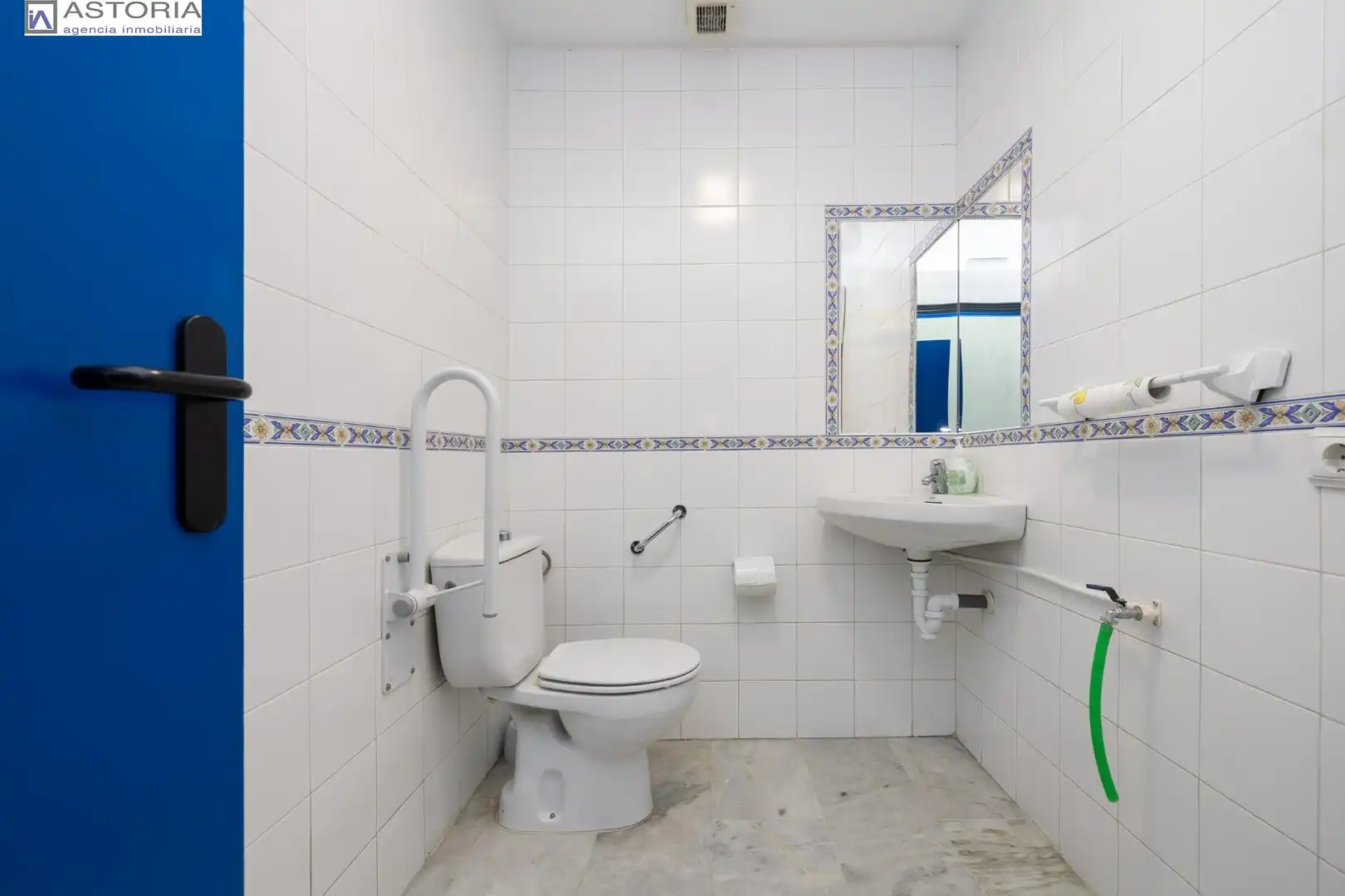 Baño de Local en venta en Granada con Aire acondicionado