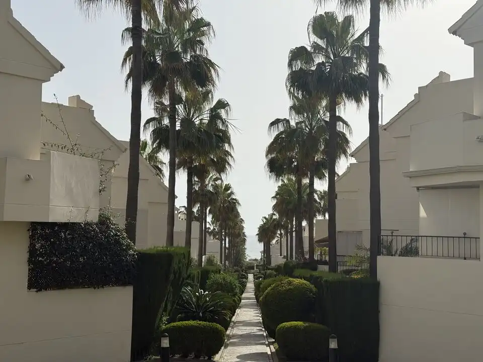 Vista exterior de Casa adosada en venta en Marbella con Jardín privado, Terraza y Trastero