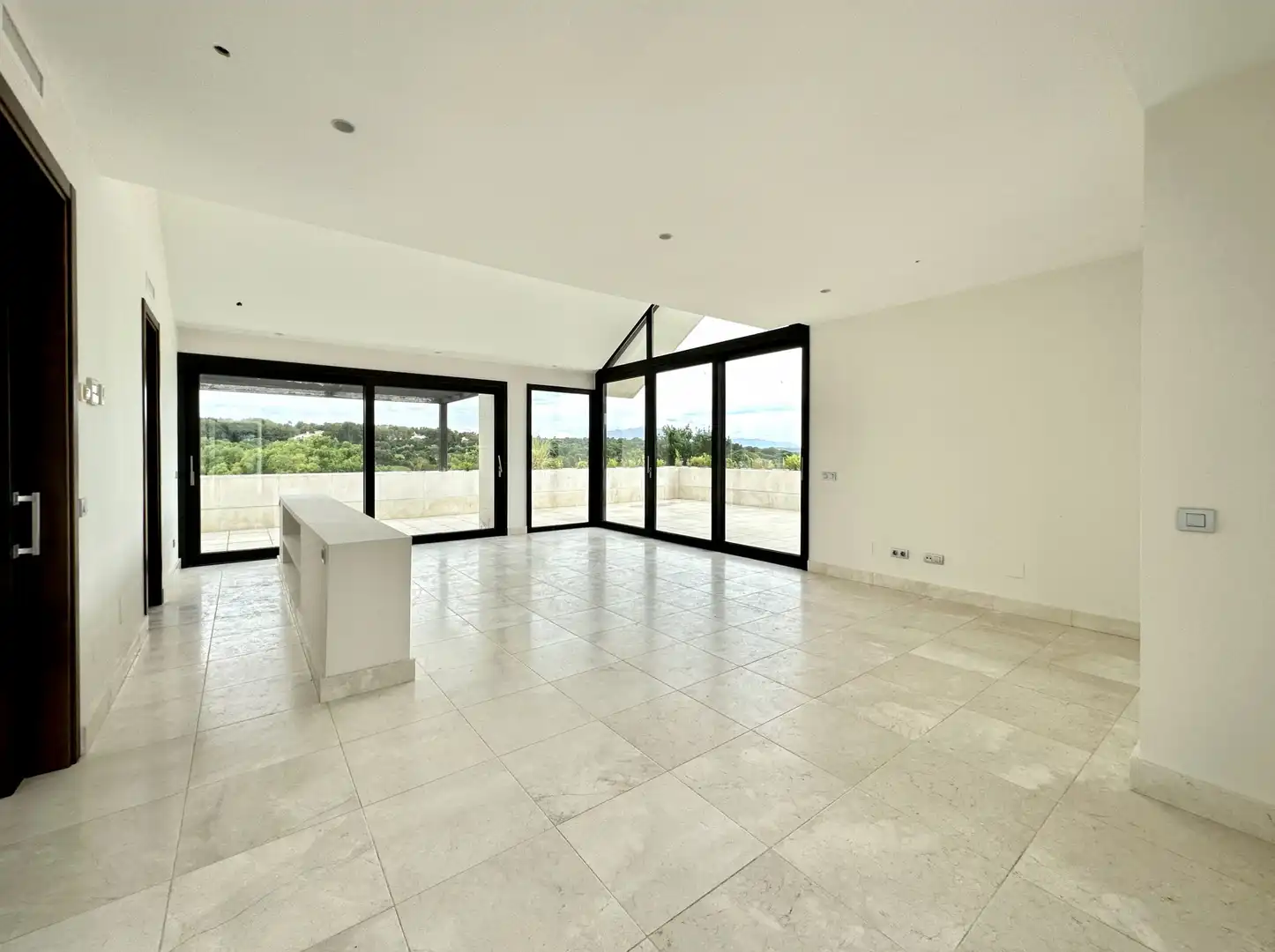 Wohnzimmer von Maisonette zum Verkauf in Sotogrande mit Klimaanlage, Privatgarten und Terrasse