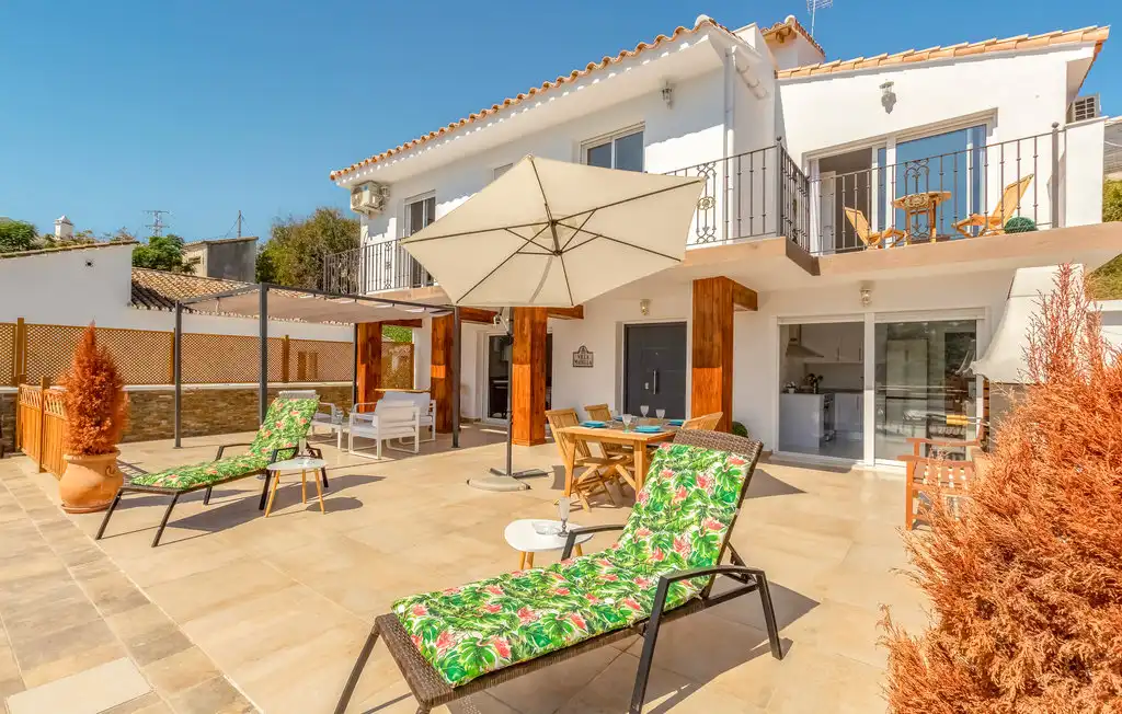 Vista exterior de Casa o xalet en venda en Vélez-Málaga amb Aire condicionat, Jardí privat i Terrassa