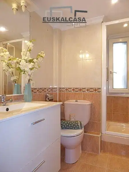 Badezimmer von Wohnung zum Verkauf in Bilbao  mit Heizung und Parkett