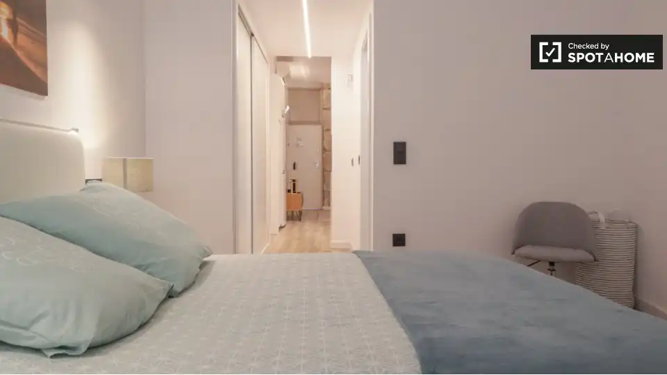 Bedroom of Flat for rent in Madrid  with Air Conditioner, Heating and Furnished
