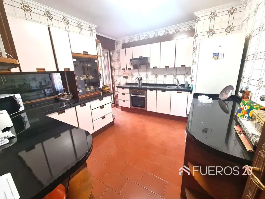 Cocina de Piso en venta en Barakaldo  con Calefacción, Terraza y Trastero