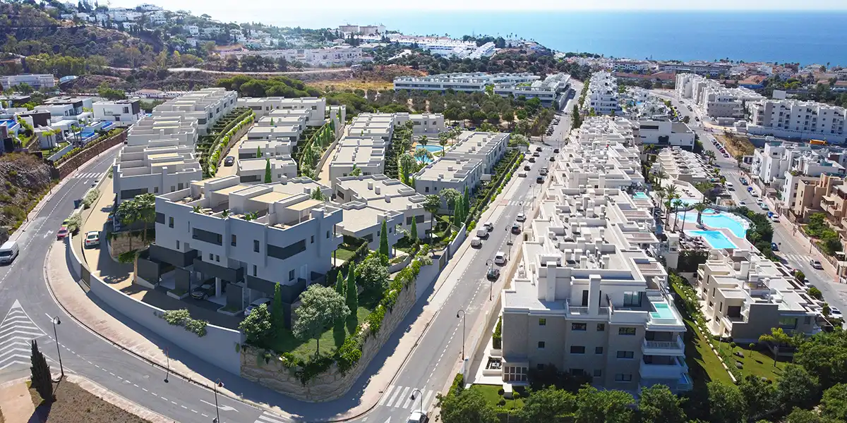 Vista exterior de Pis en venda en Benalmádena amb Aire condicionat, Jardí privat i Terrassa