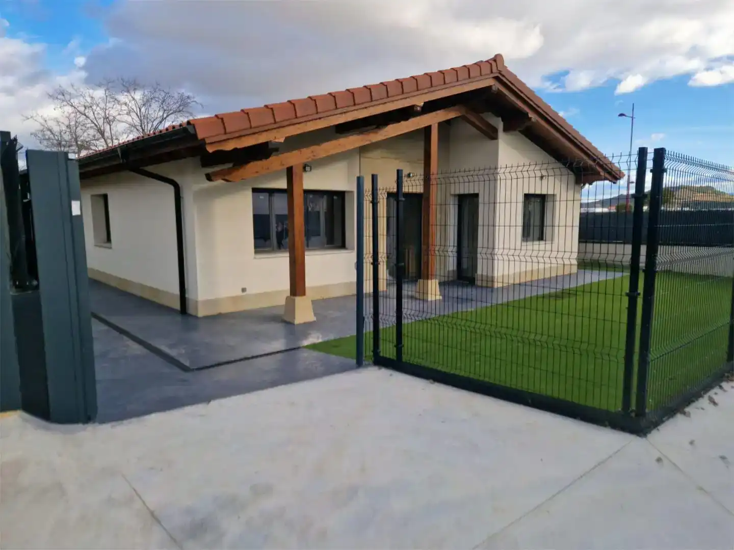 Vista exterior de Pis en venda en Haro amb Jardí privat