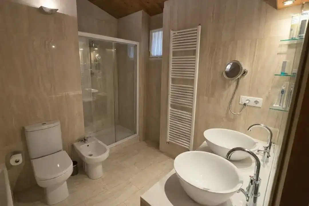 Bany de Casa o xalet en venda en Vitoria - Gasteiz amb Calefacció, Jardí privat i Terrassa