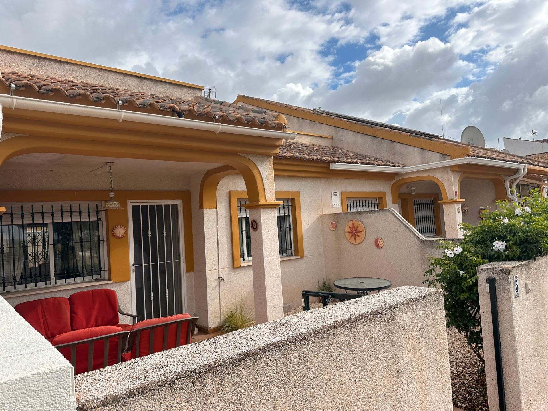 Exterior view of Single-family semi-detached for sale in Daya Nueva  with Air Conditioner, Heating and Private garden