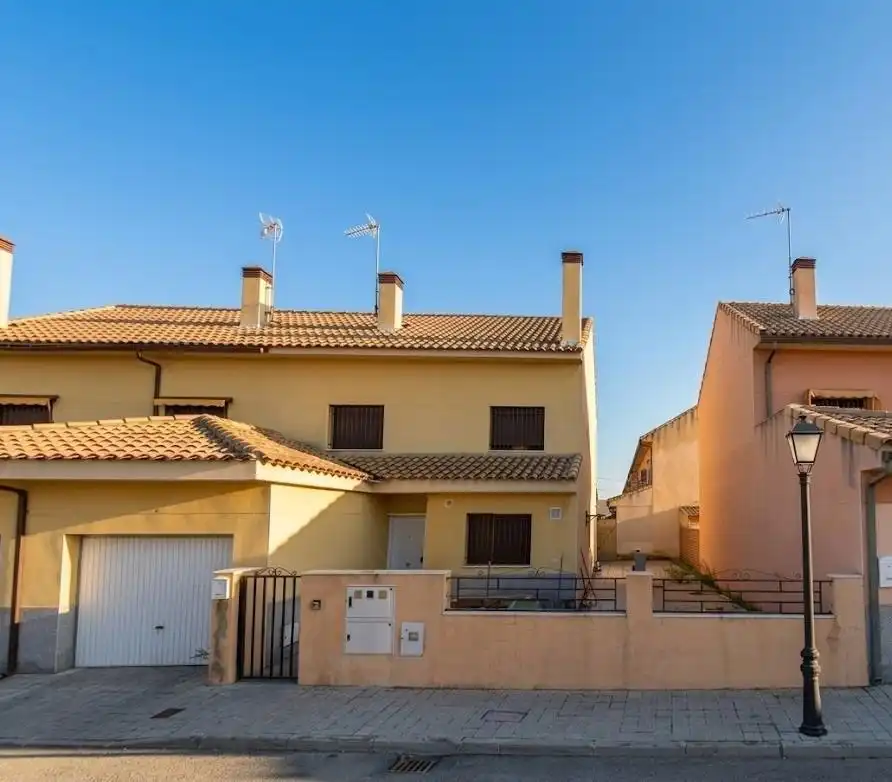 Adossat en venda a Numancia de la Sagra
