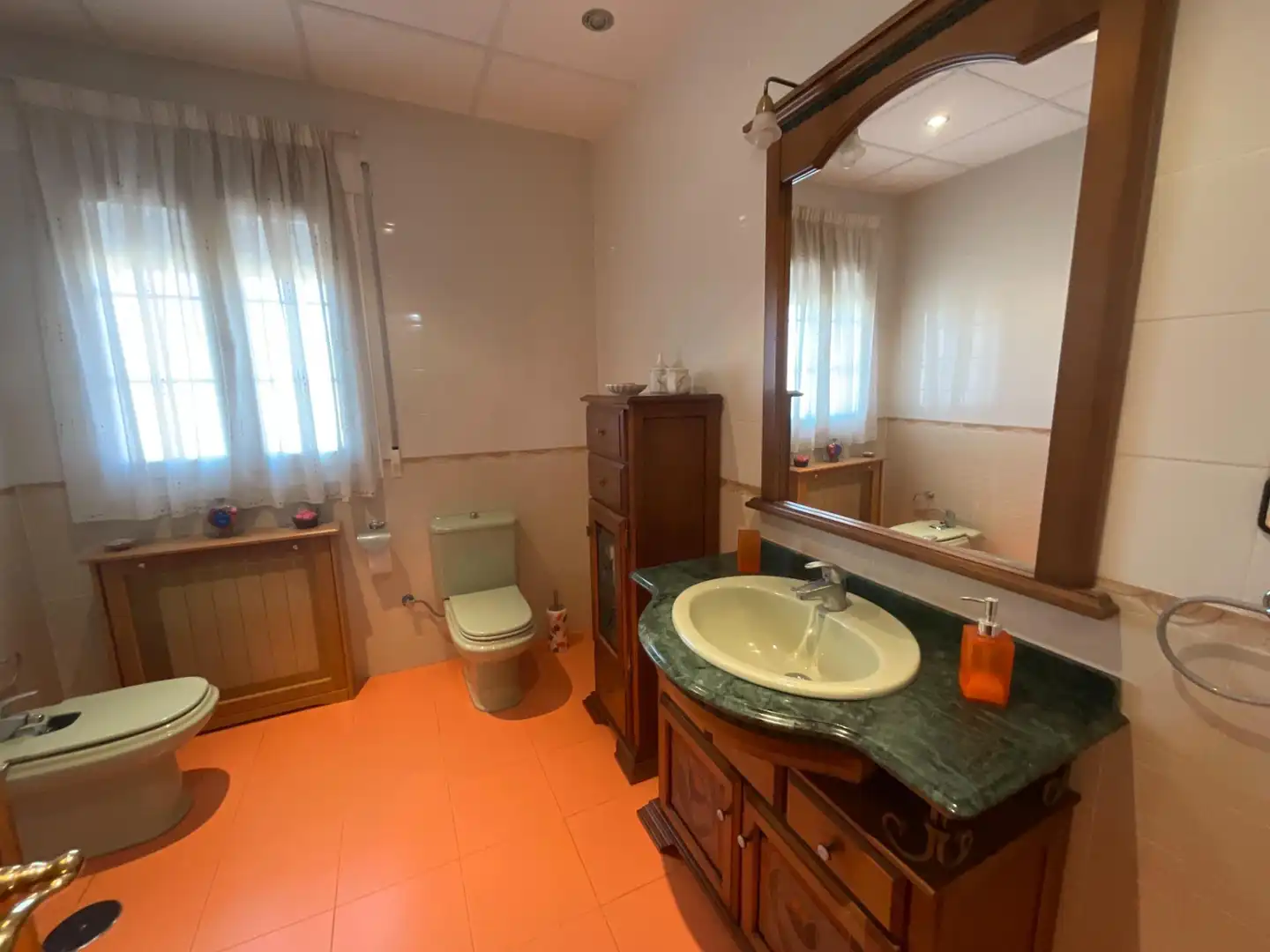 Badezimmer von Einfamilien-Reihenhaus zum Verkauf in Villaluenga de la Sagra mit Klimaanlage und Heizung