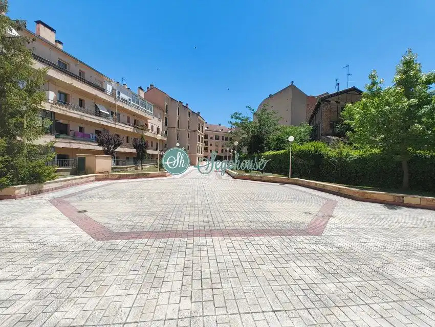 Parking de Piso de alquiler en Segovia con Calefacción y Parquet