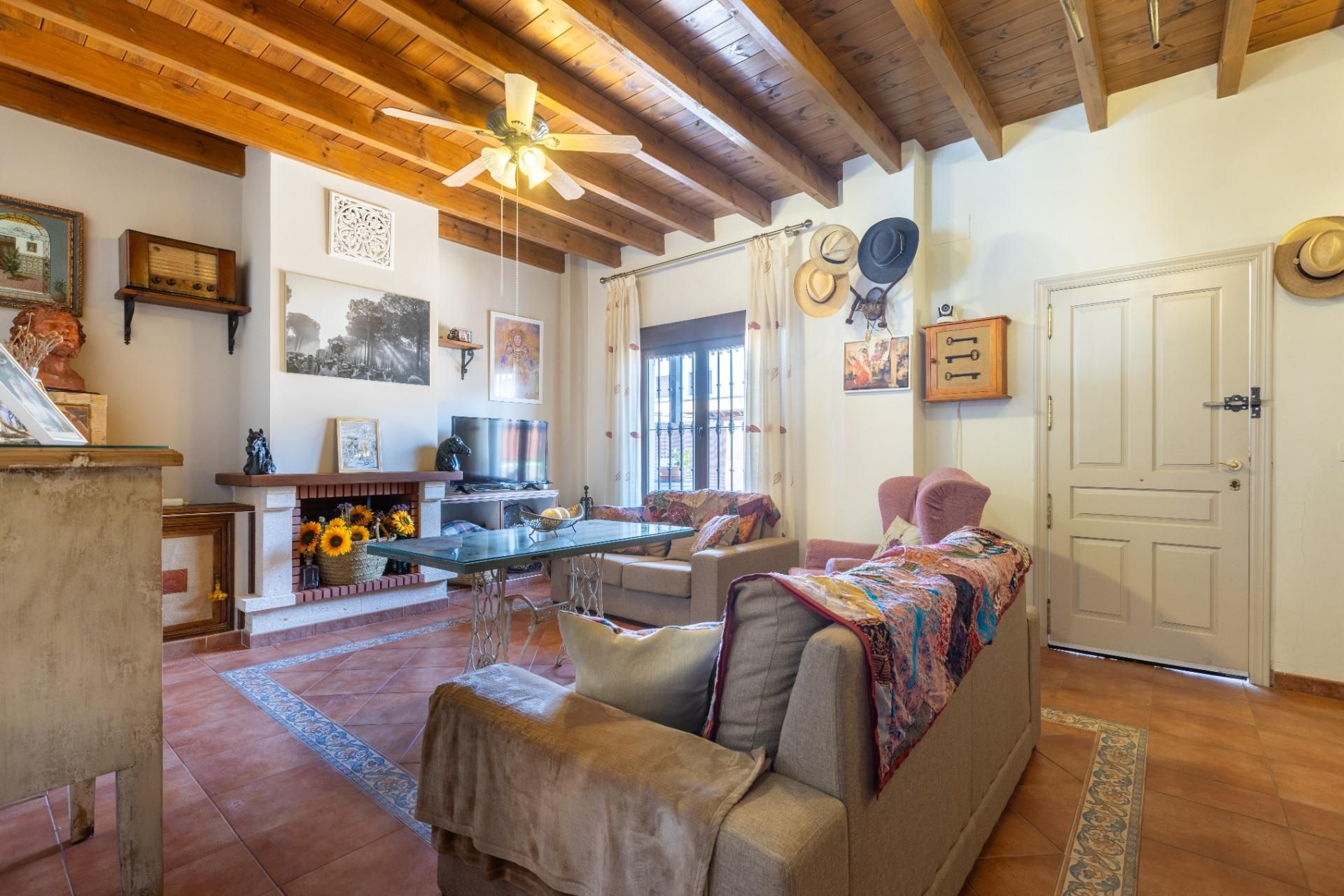 Sala d'estar de Casa adosada en venda en Villamanrique de la Condesa amb Aire condicionat, Calefacció i Traster