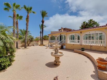 Vista exterior de Casa o xalet en venda en Orihuela amb Aire condicionat, Calefacció i Jardí privat