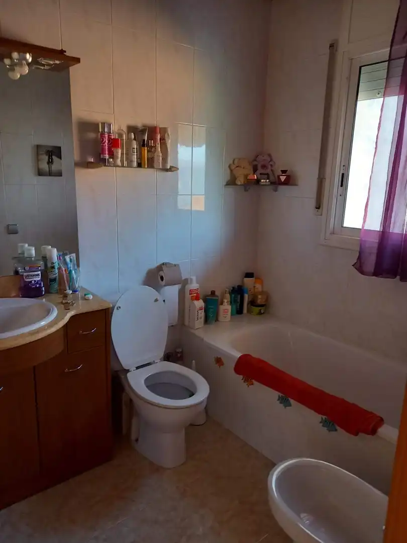 Badezimmer von Einfamilien-Reihenhaus zum Verkauf in Esparreguera