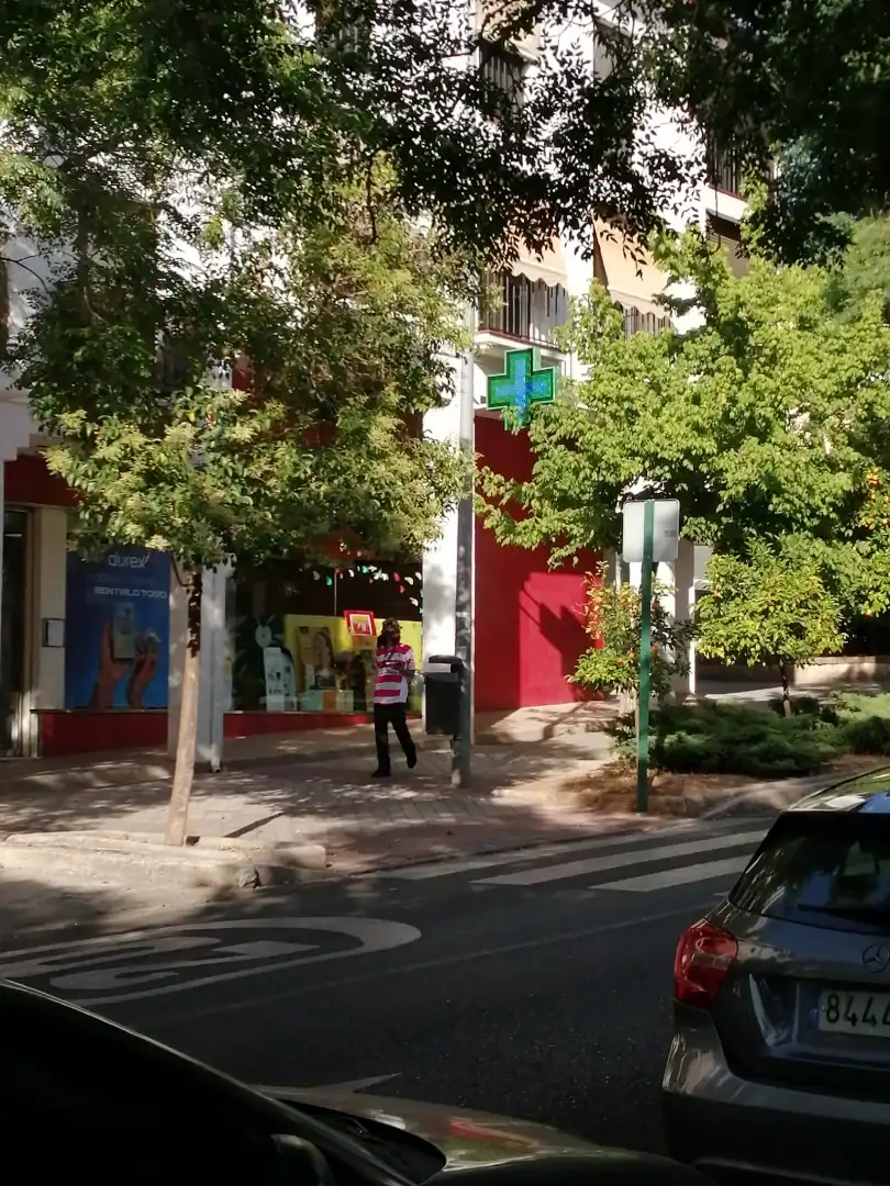 Vista exterior de Local en venta en Granada