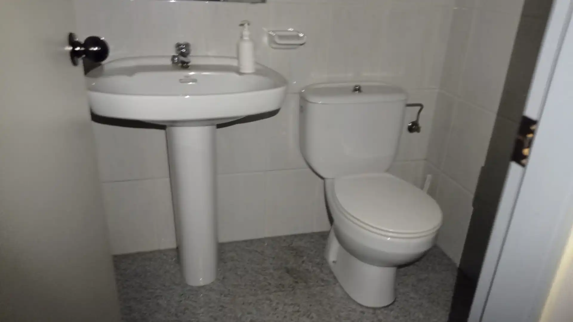 Bany de Local de lloguer en Foz amb Aire condicionat, Calefacció i Moblat