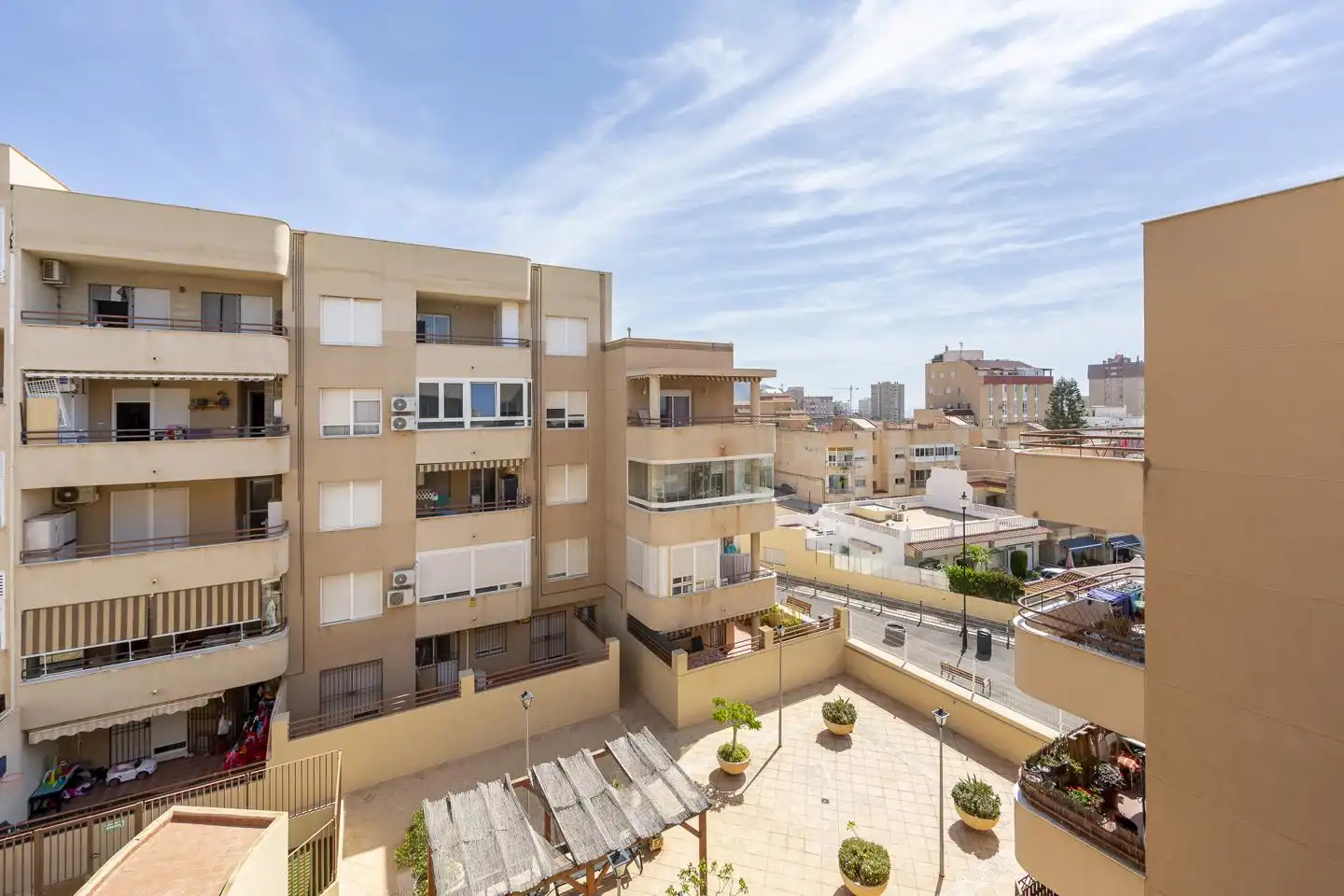 Vista exterior de Pis en venda en Roquetas de Mar amb Terrassa, Moblat i Piscina comunitària