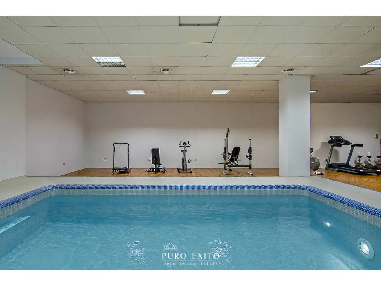 Piscina de Casa o xalet en venda en Málaga amb Aire condicionat, Calefacció i Jardí privat