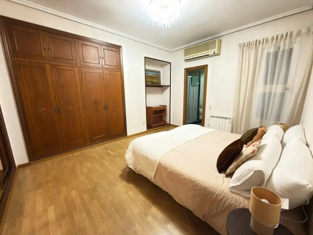 Schlafzimmer von Wohnung zur Miete in Valencia mit Klimaanlage, Terrasse und Möbliert