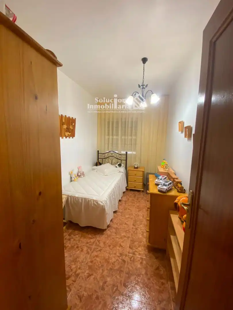 Dormitori de Casa o xalet en venda en Calvarrasa de Arriba amb Traster i Moblat