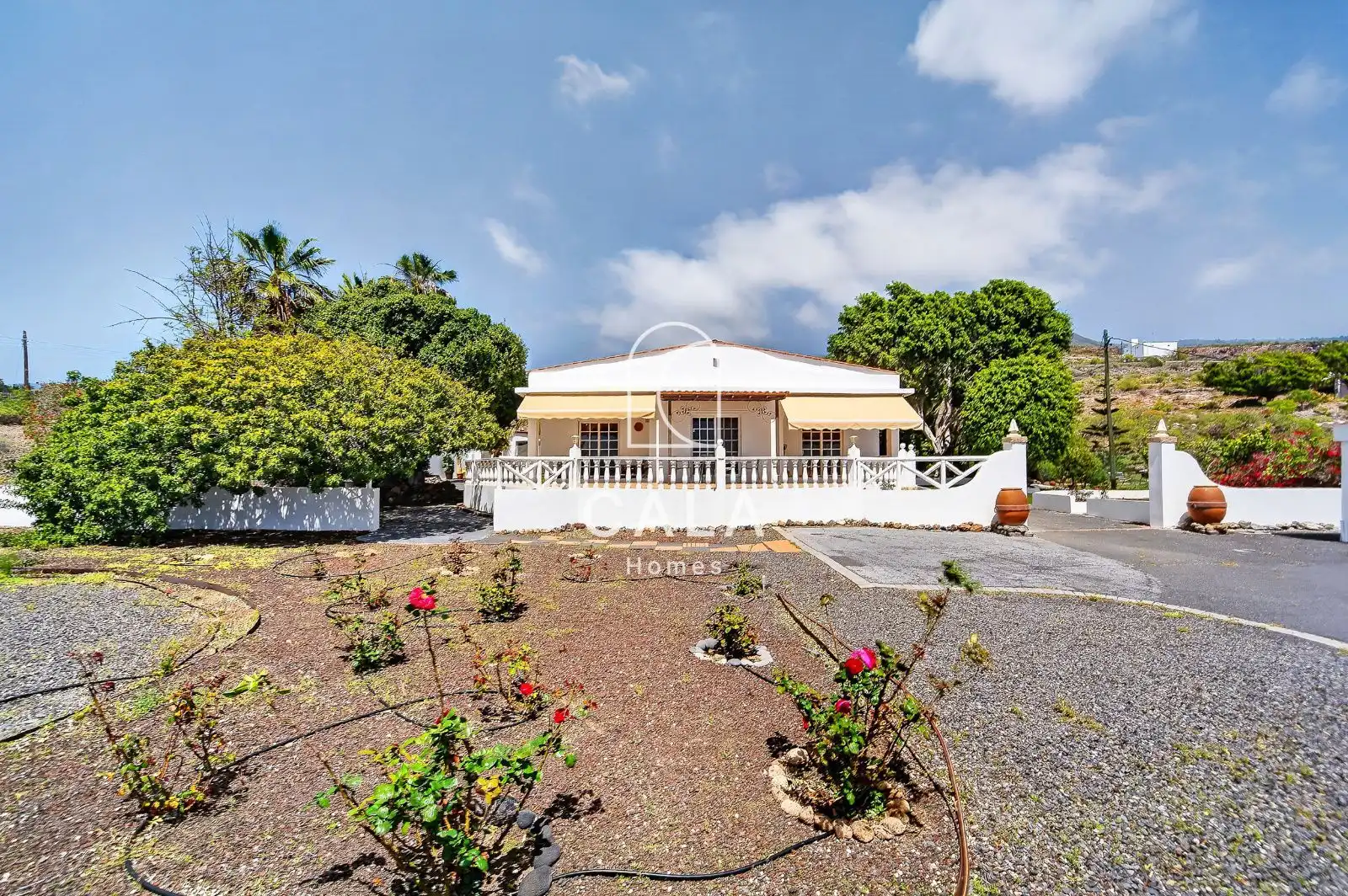 Vista exterior de Casa o xalet en venda en Guía de Isora amb Aire condicionat, Calefacció i Jardí privat