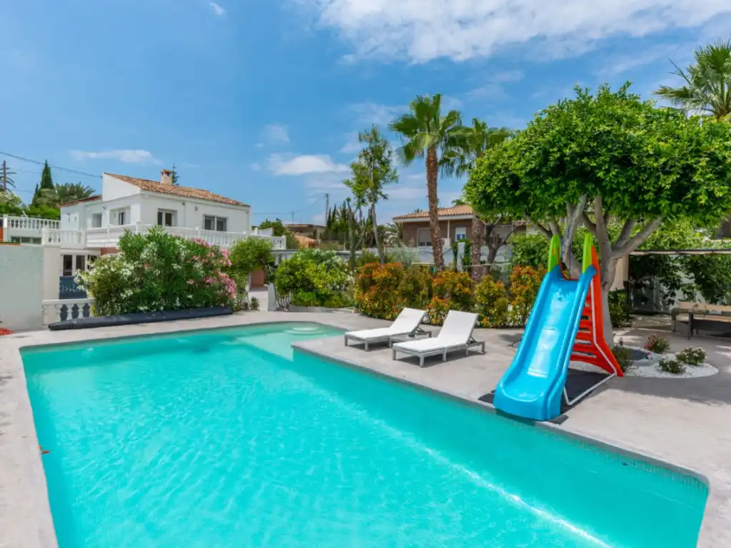 Piscina de Casa o xalet en venda en El Campello amb Aire condicionat, Jardí privat i Terrassa