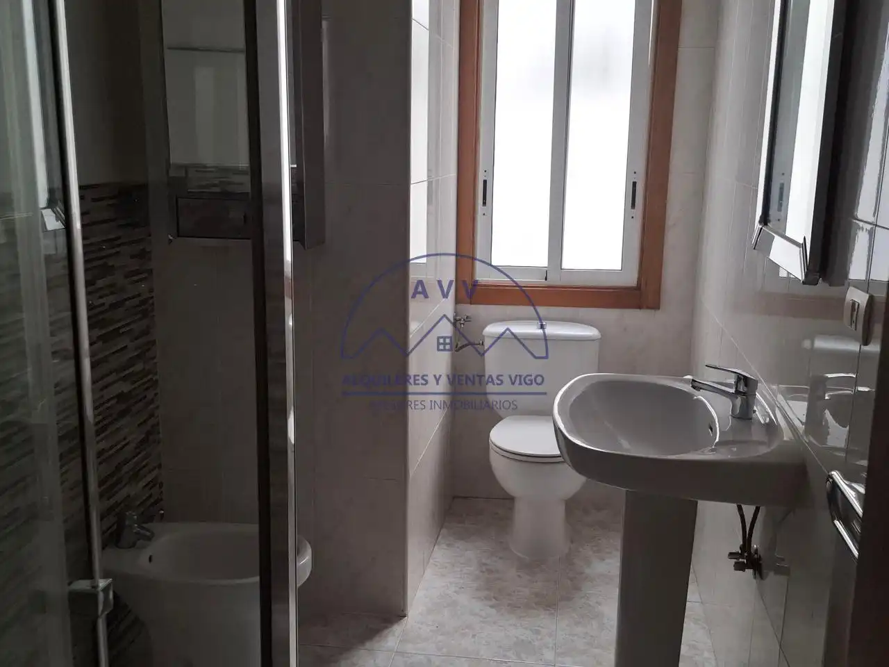 Bathroom of Flat for rent in Vigo   with Parquet flooring