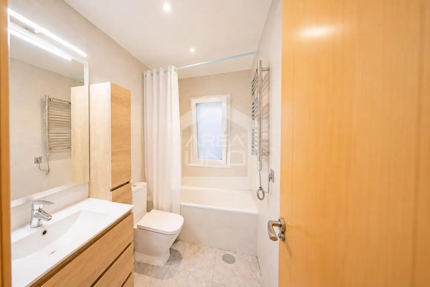 Bathroom of Flat for sale in Alcorcón  with Air Conditioner, Heating and Parquet flooring