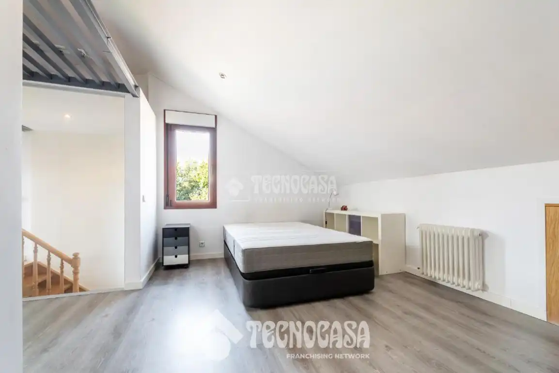 Dormitori de Casa adosada en venda en Majadahonda amb Calefacció, Jardí privat i Terrassa
