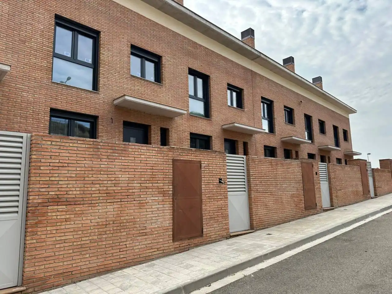 Vista exterior de Casa adosada en venda en Cervera amb Aire condicionat, Calefacció i Jardí privat