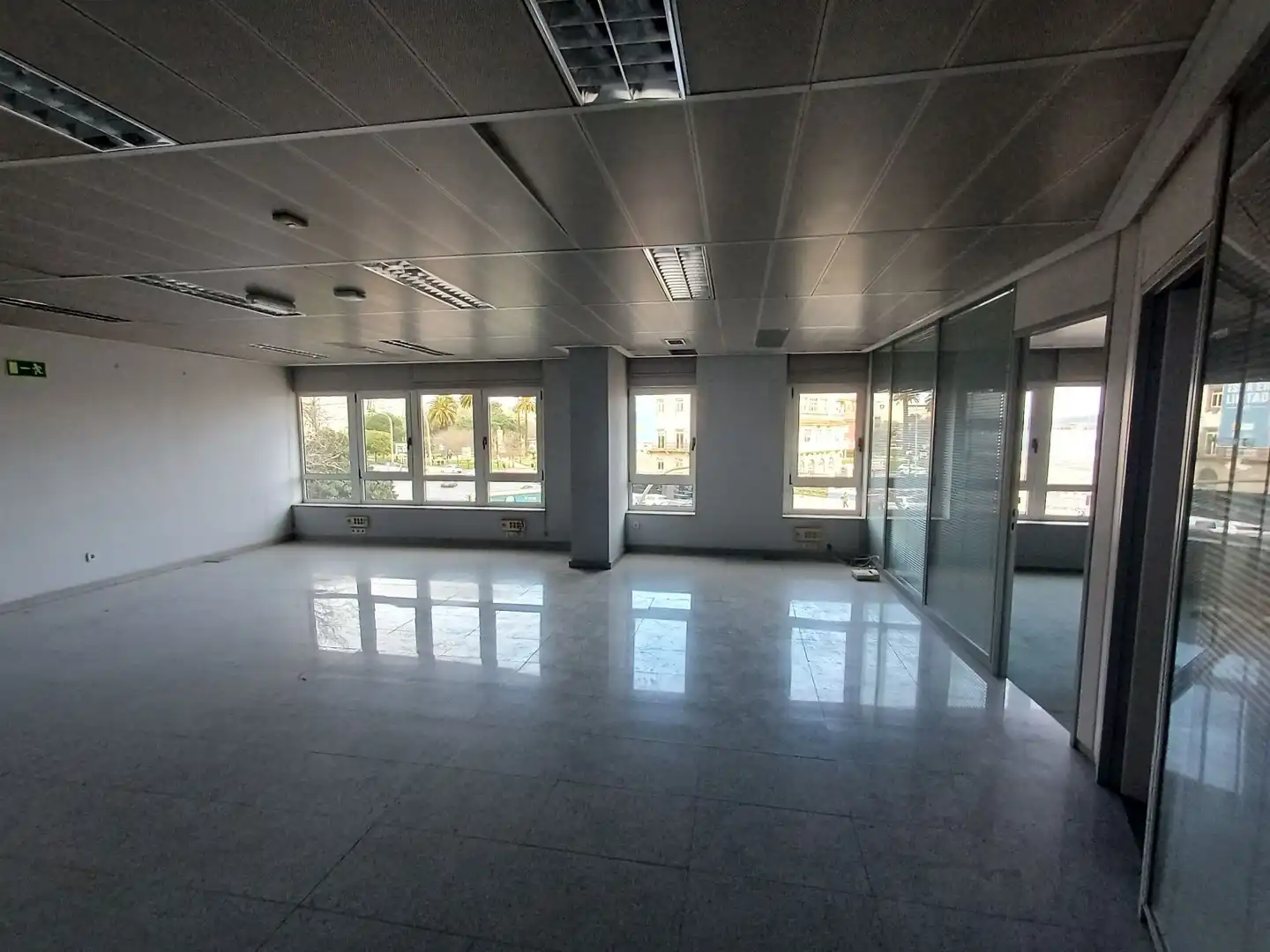 Local comercial en alquiler en Centro - Juan Flórez - Plaza Pontevedra