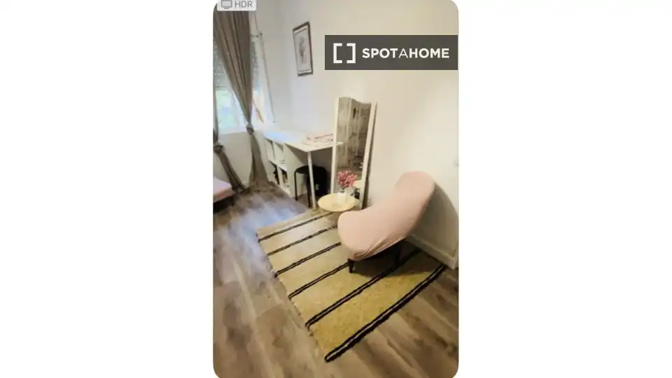 Room in Canyelles