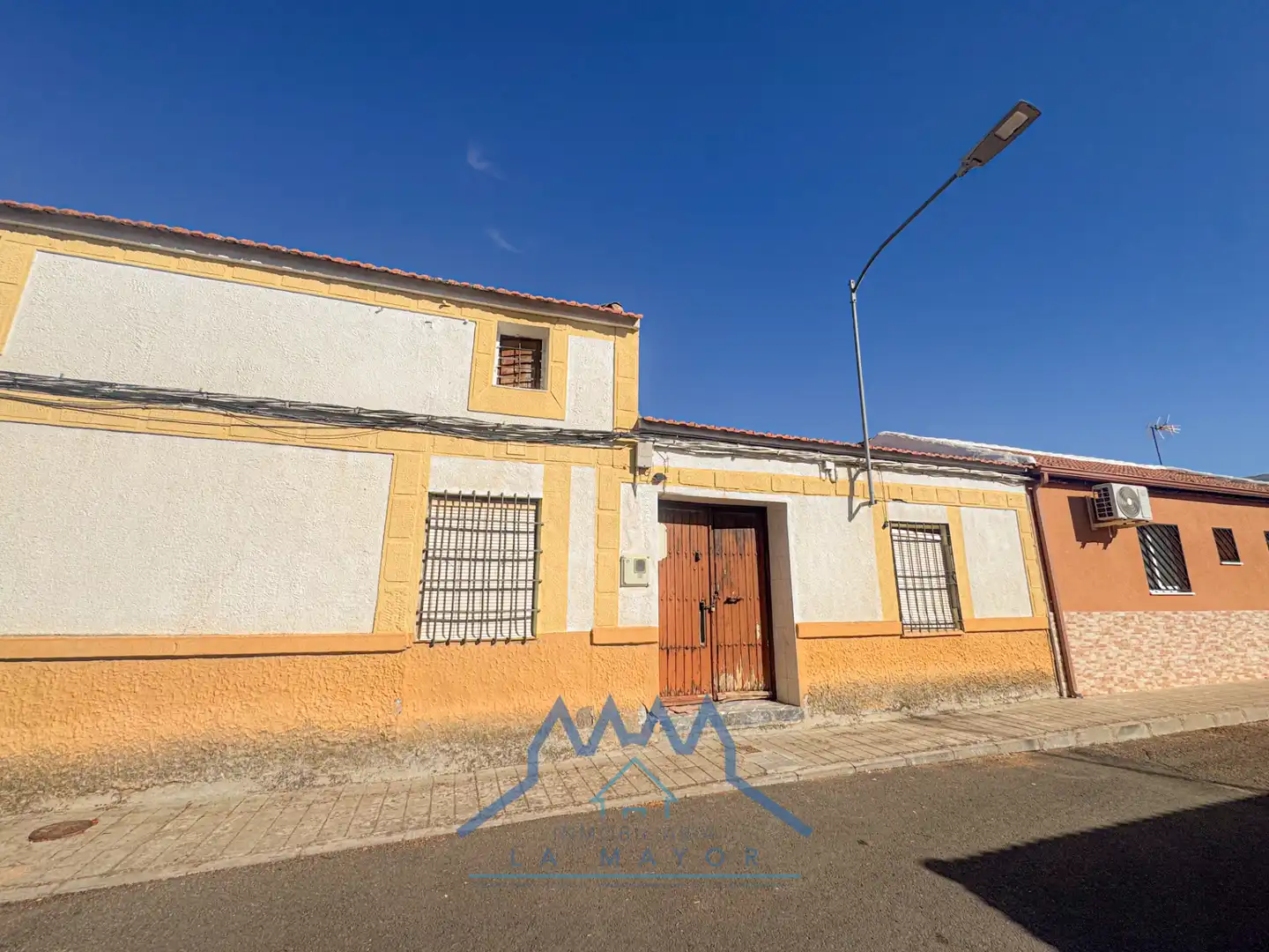 Außenansicht von Einfamilien-Reihenhaus zum Verkauf in Ciudad Real mit Privatgarten und Terrasse
