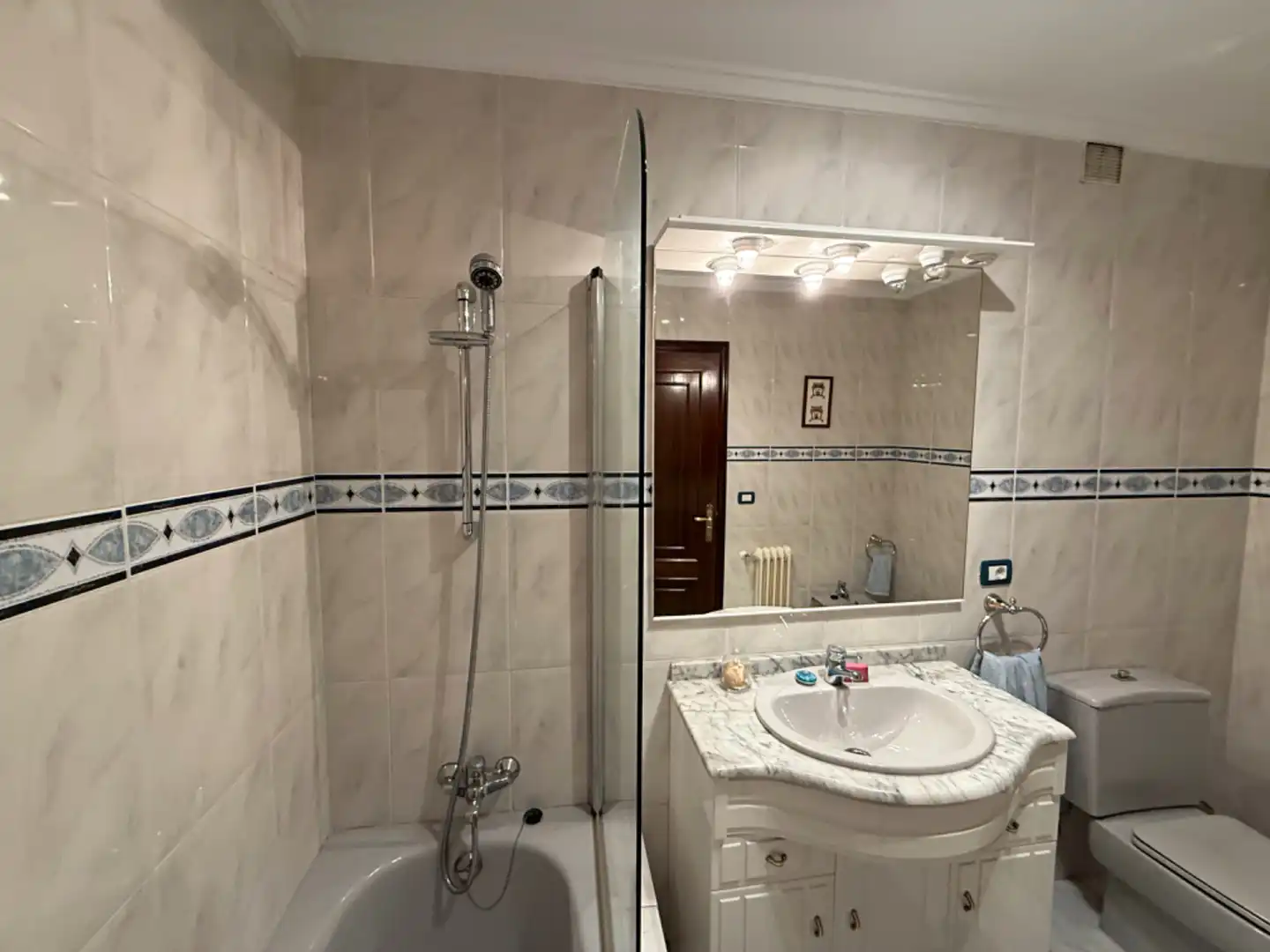 Baño de Casa adosada en venta en Oviedo  con Calefacción, Jardín privado y Parquet