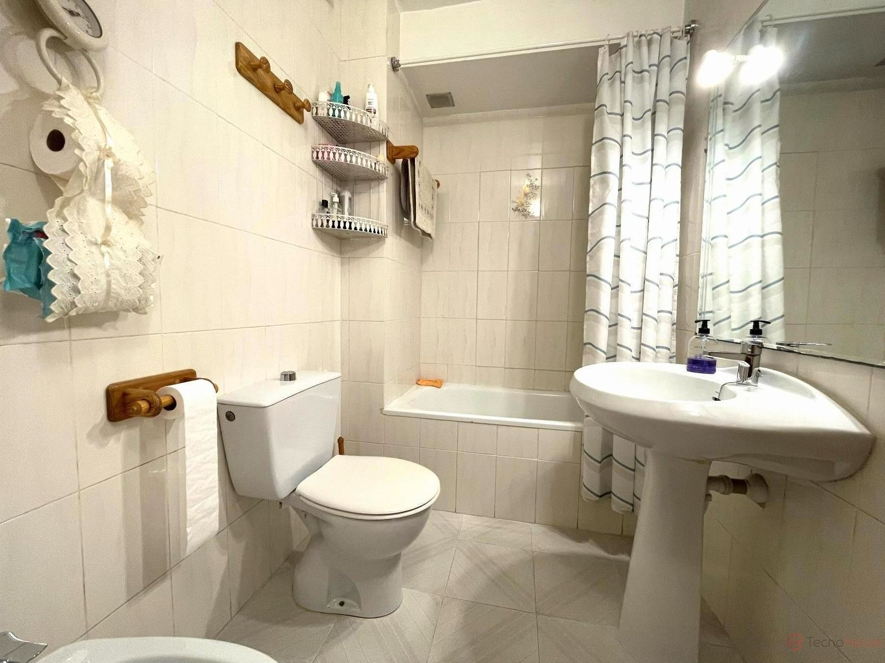 Bathroom of Flat for sale in Torrevieja  with Furnished