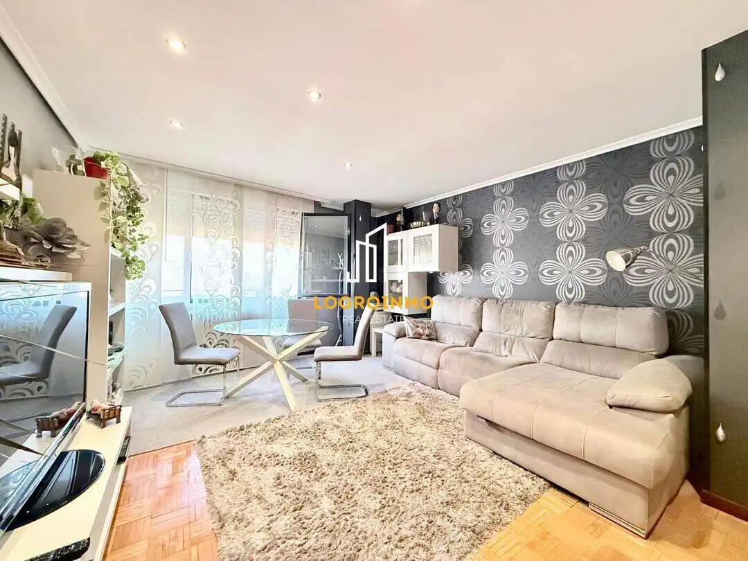 Sala d'estar de Pis en venda en  Logroño amb Calefacció, Traster i Moblat