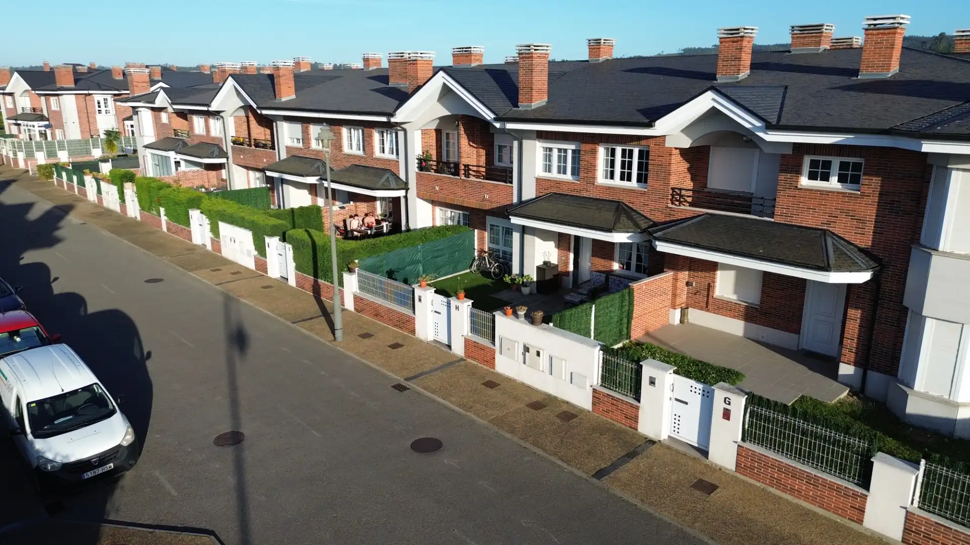 Vista exterior de Casa adosada en venda en Corvera de Asturias amb Calefacció, Jardí privat i Parquet