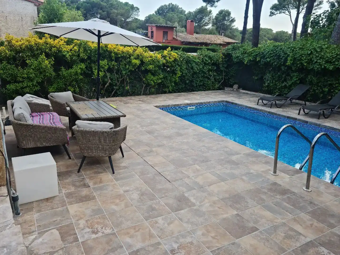 Piscina de Pis de lloguer en Begur amb Aire condicionat, Jardí privat i Traster