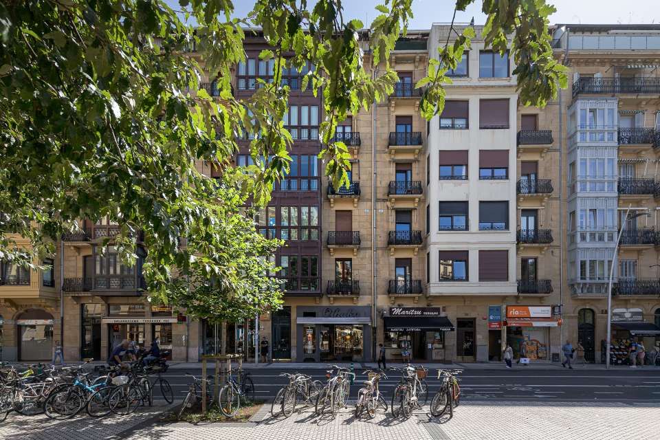 Vista exterior de Pis en venda en Donostia - San Sebastián  amb Calefacció i Balcó