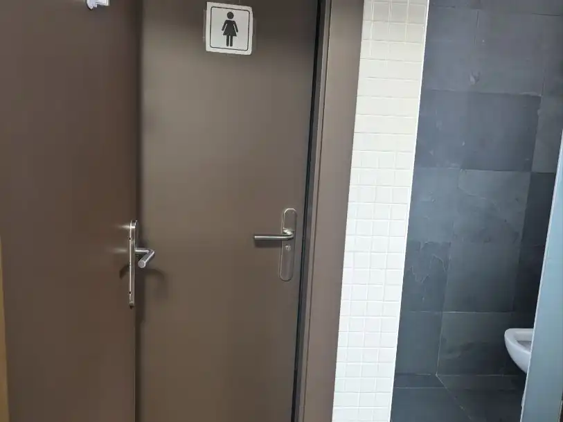 Baño de Oficina de alquiler en Burgos con Aire acondicionado, Calefacción y Amueblado