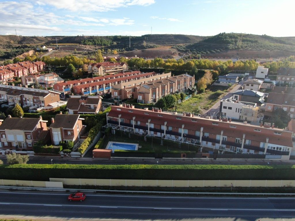 Vista exterior de Casa adosada en venda en Villamediana de Iregua amb Calefacció, Jardí privat i Terrassa