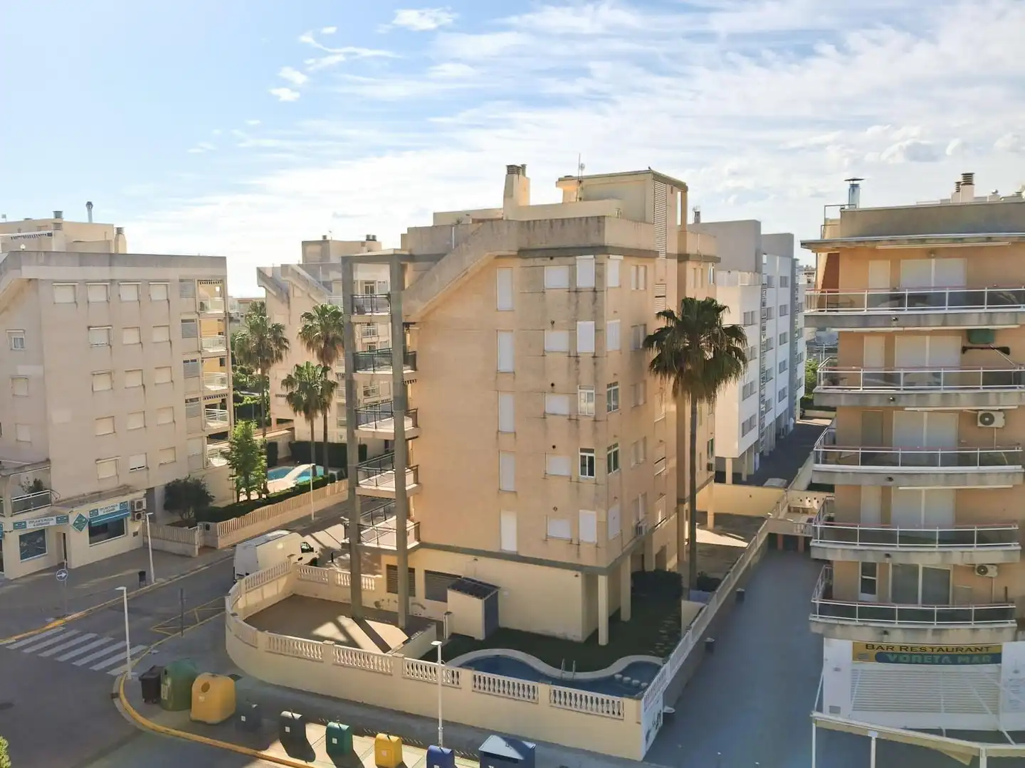 Vista exterior de Àtic en venda en Guardamar de la Safor amb Aire condicionat, Jardí privat i Terrassa
