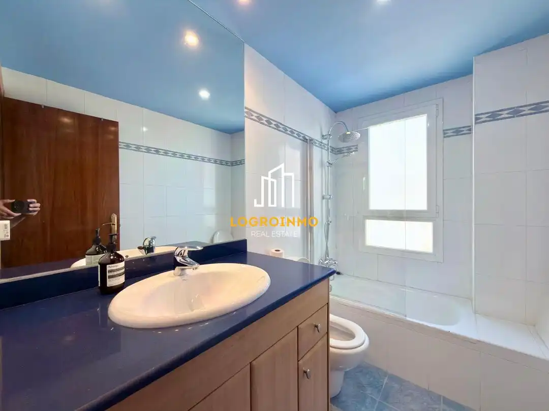 Bathroom of Flat for rent in  Logroño  with Air Conditioner, Heating and Terrace