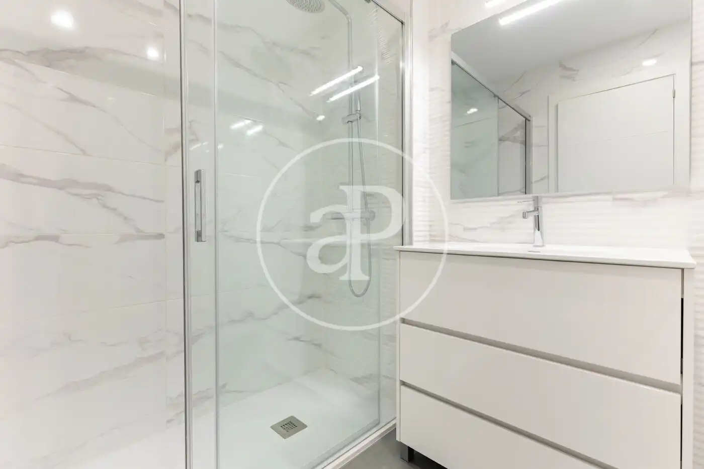 Badezimmer von Dachboden zum Verkauf in Terrassa mit Klimaanlage, Heizung und Terrasse