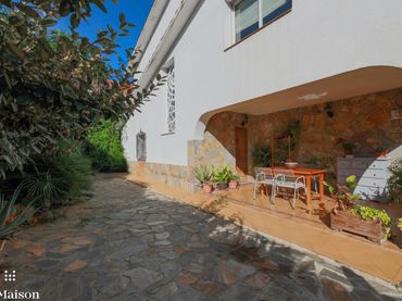Casa amb balcó en venda a Carrer Josep Pla