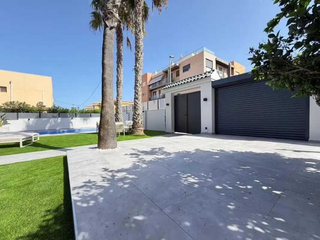 Vista exterior de Casa o xalet en venda en Playa del Acequión, Náufragos y Rocío del Mar