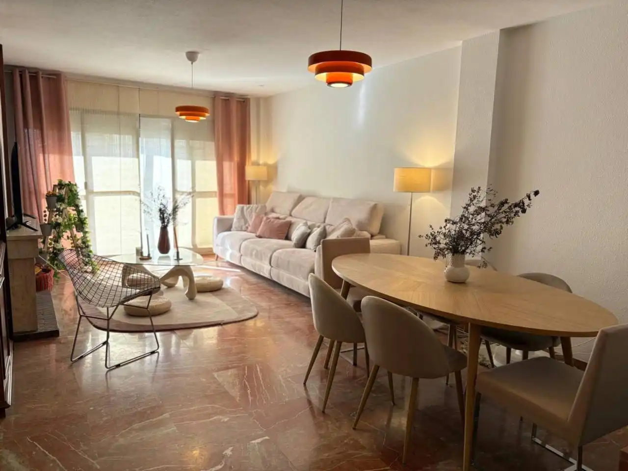 Sala de estar de Piso de alquiler en  Huelva Capital con Amueblado, Balcón y Piscina comunitaria