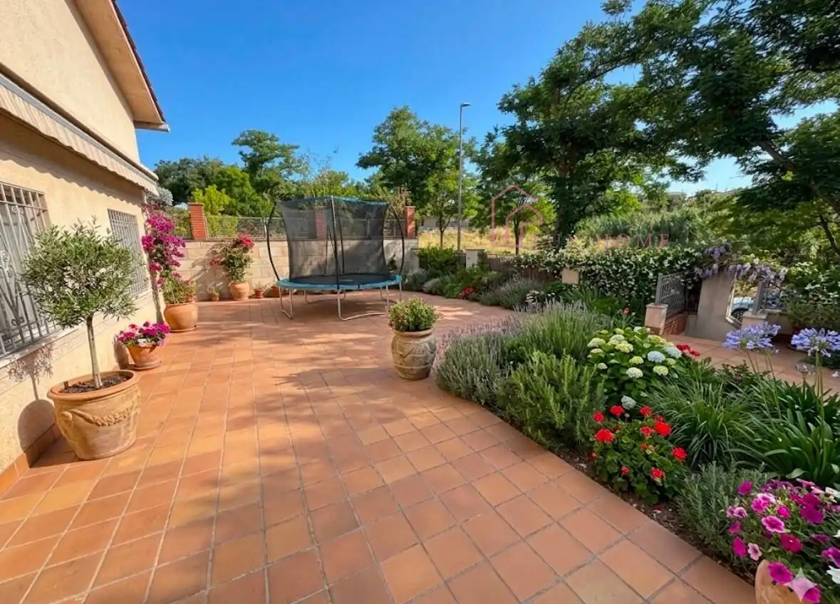 Casa amb jardí en venda a Palau-solità i Plegamans