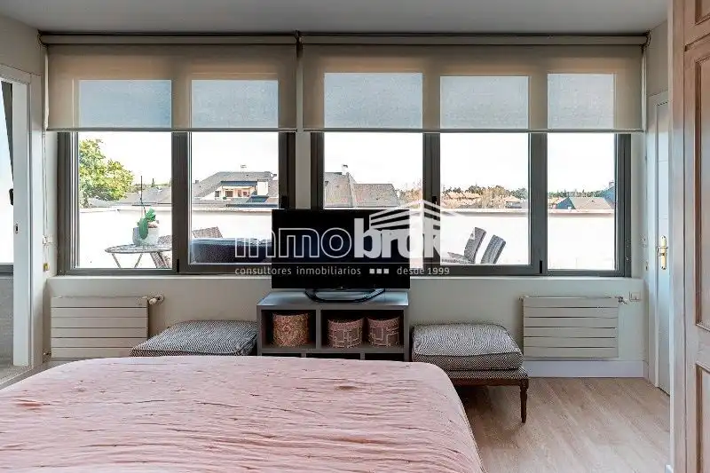 Schlafzimmer von Dachboden zur Miete in La Moraleja mit Klimaanlage, Heizung und Abstellraum