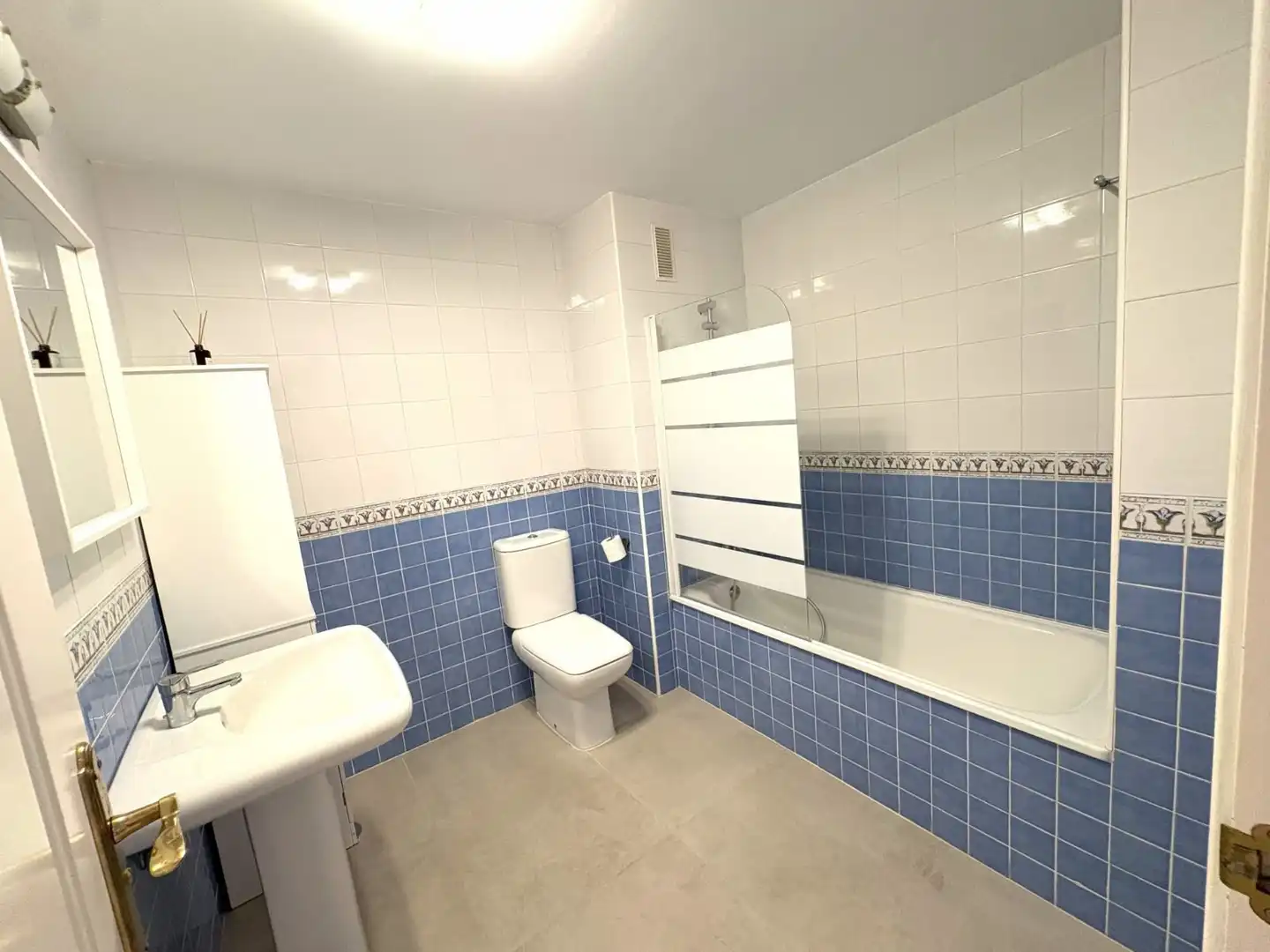Bathroom of Flat for sale in Marbella  with Air Conditioner, Terrace and Storage room